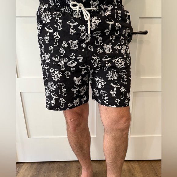 ROMWE Men’s Mushroom Graphic Elasticized Drawstring 6 Inch Inseam Short Size Lg. - Picture 1 of 6